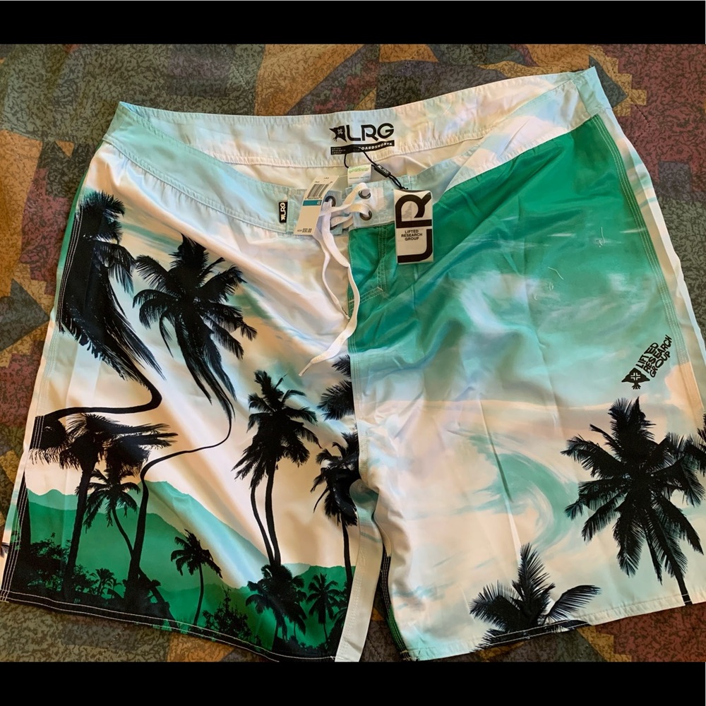 LIFTED RESEARCH GROUP LRG SHORTS. BLUE & GREEN TROPICAL BEACH PRINT SIZE 46 BNWT